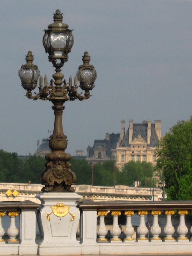 アレキサンドル３世橋からルーブル方面を臨む。