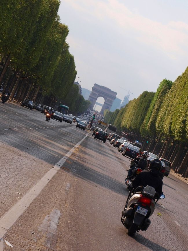 シャンゼリゼ通りに入り、凱旋門を目指します。前に見えてはいるものの、歩くとなかなか近づきません。