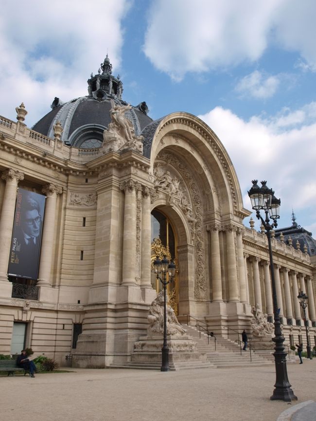 優雅なプティ・パレに寄り道。お向かいは巨大なガラスドームのグラン・パレ。