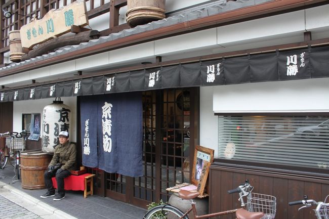 ふぅ、疲れた。<br /><br />妻が腹減ったとうるさいので<br />ここらでお昼にしましょう。