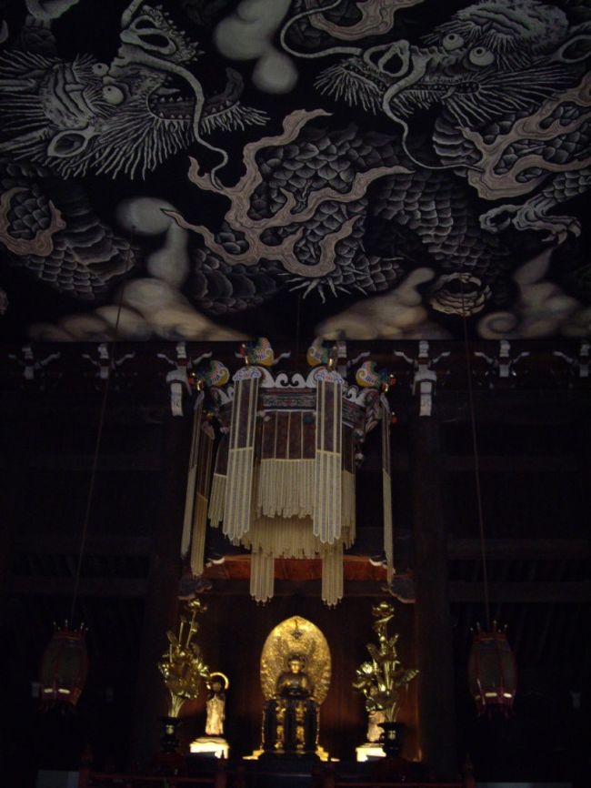 『法堂』<br /><br />双龍。でかい。<br />どこから見ても目が合うって、本当です。