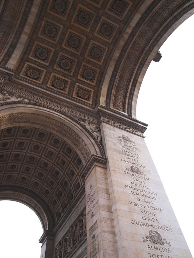 ロータリーを地下道で渡ると、凱旋門に到着。土台の部分を大規模に改修していたのが残念。