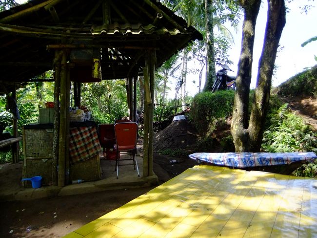 小休止はこちらの掘っ立て小屋で。<br />おじさんが飲み物を売っていました。