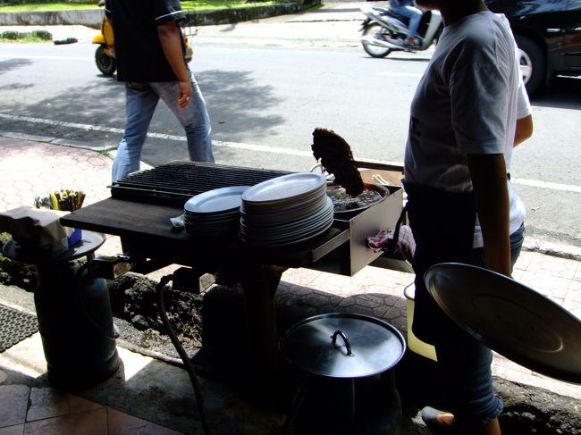 そして、やっぱり運動した後は、<br />ガッツリ系の食事でしょう。<br /><br />ヌリス・ワルンに連れて行ってもらいました。