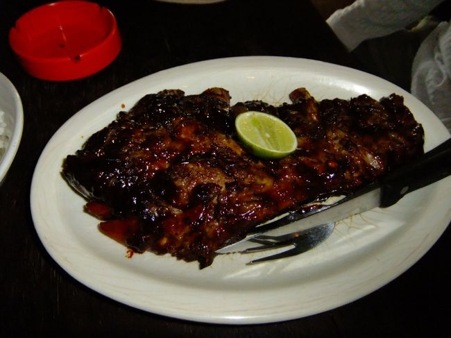 ポークスペアリブとライスを注文。<br />飲み物はコーラ。<br />計97.000ルピア（約940円）<br /><br />味付けは少し濃いとは思ったけど、<br />すごくおいしかったです。<br /><br />これで今日の活動は終わり、<br />午後はホテルでのんびりです。