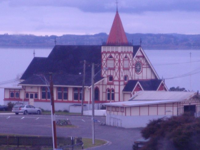 途中、セント・フェイス・アングリカン教会がみえました<br /><br />教会ですが、やはり、マオリ仕様<br /><br />普通の教会の外観より好きかも！