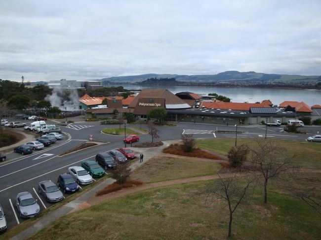 窓からの景色はこんな感じで、直ぐ近くに、ポリネシアン・スパがあります<br />ロトルア湖も見え、景色は良いかな〜<br /><br />さあ、時間が無いので、買い物へ行きます！<br /><br />ホテルから、歩いて５分かからない所に、スーパーマーケット・ウールワースがあり、お菓子のまとめ買いをしてホテルへ戻り、また、出かけます<br /><br /><br />