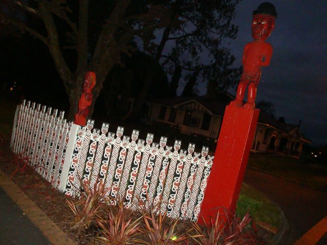 違う道から、行くと、マオリ模様を発見！