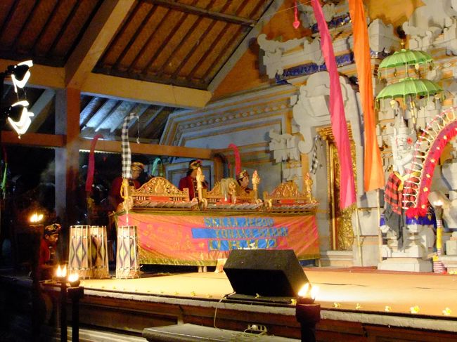 ホテルを出て水曜日のこの夜の会場へと歩いて向かっていたら、チケット売りの少年が声をかけてきました。<br />ジェゴグを聴きに行くといったら、<br />プラ・ダラム・ウブド寺院までバイクで連れて行ってくれました。<br />（彼にコミッションが入るみたいですよ。）<br /><br />チケットは75.000ルピア（約700円）