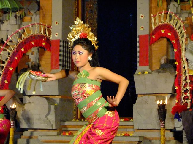 歓迎の踊りから始まりました。<br /><br />本来ジェゴグはヌガラ地方でしか聴くことが出来ないそうですが、<br />こちらの「ヨワナ・スワラ・ウブド」は<br />ウブドから発信するために結成されたグループだそうです。<br />メンバーも若い人が多かったです。