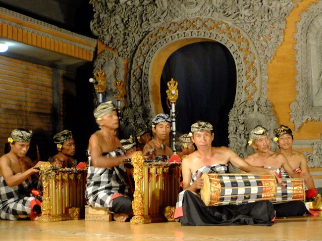 木曜日はウブド・クロット集会所で<br />レゴンダンスを観ました。<br />「プスパ・キラーナ」というグループです。<br />チケットは75.000ルピア（約700円）<br /><br />ガムランの演奏から始まりました。