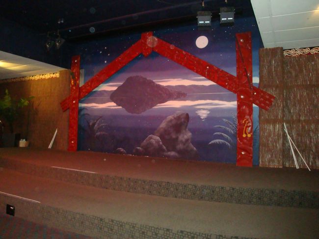 扉が開き、建物内へ、案内される。。<br /><br />席が、ショーの見れる１番前の席で、私達の隣に、もう１人の日本人のおばさまが座り、他に同席した方は、ニュージーランドのお国の人で、４人家族と、あとカップルでみえてある２人で、ロトルアの方らしく、このショーの女長？みたいな方から、最初の、マオリ族の挨拶にステージに立って！って言われてあった。。<br /><br />他のテーブルも埋まったけど、中国の方がほとんどで、韓国の人で１テーブルくらい居たかな〜くらいだった<br /><br />最初のマオリ族の挨拶が始まり、同席の男の人が呼ばれ、マオリの挨拶、おもいきり舌を出し、それを、怖がらず挨拶を受け止める儀式があり、