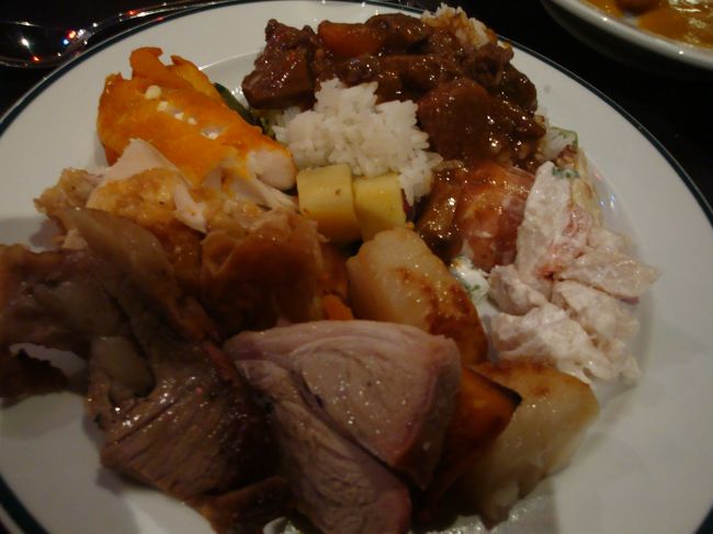 ショーの前に、ハンギ料理のバイキング！<br /><br />バイキングなので、また、食べたい物を食べたいだけ！<br /><br />１つのお皿に、いくつもの種類をのせて、あまりお皿を使わなくするのは日本人のみらしく、確かに、他の方々は、１皿に１種類か２種類のせ、たくさんのお皿を使っていた。。。<br /><br />蒸し料理なので、お肉や魚が、あっさりと食べられて、美味しいソースを付けないと味が・・・って言うのはあまり無く、美味しく頂けました！<br />デザートも豊富で、アイスを沢山食べたのは言うまでもなく・・・<br />中でもチョコのケーキが美味しかったです！<br /><br />