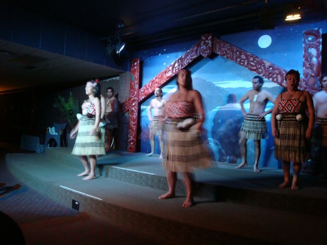 いよいよ、ショーの開始！<br /><br />全て、英語なので、チョット話の内容は分からなかったのですが、男女の恋愛や、日々の生活などをショーとして見せているのかな？<br />話は、分からないけれど、見ていると、気を魅かれる物が結構あって楽しめました。<br /><br />この、ショーが終わると、会場内の、女性をステージに上げられ、丸い球の付いた「ポイ」と言う道具を渡され、マオリの女性がするように動作を真似し、覚えた所で、音楽付きでポイを使って踊りを披露させられました・・・<br />結構、動作が早く、回して、右手でキャッチして、下に回して、次、上、次、左手で回して、はい！キャッチ！みたいに、言われるので、難しく、でも、楽しめました！