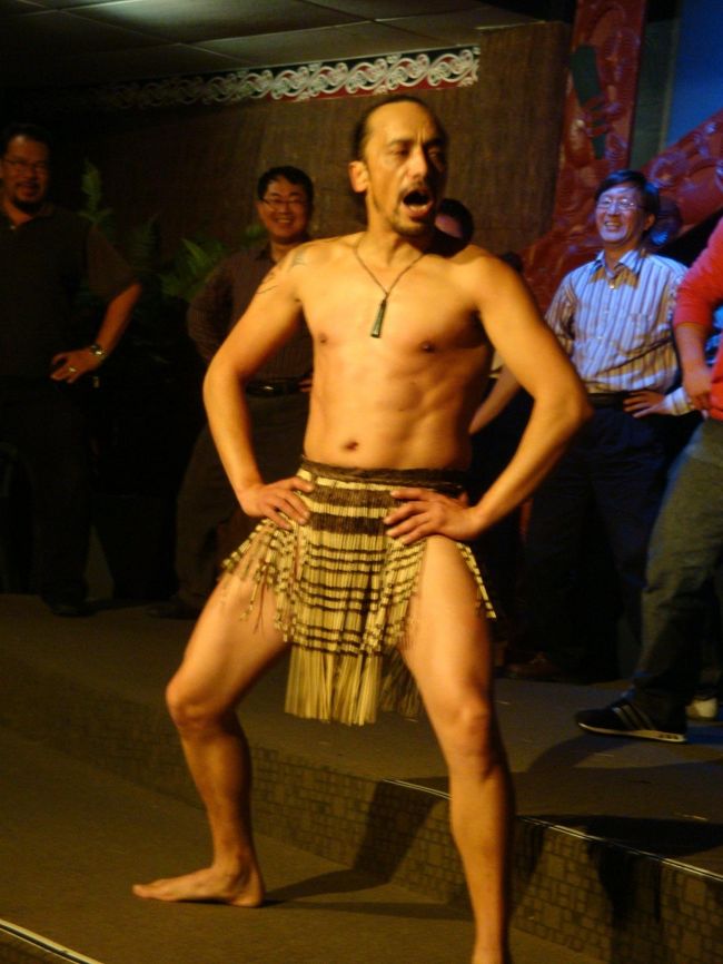 女性が終わると、次は男性！<br /><br />男性は、もちろん「ハカ」です！<br /><br />ほとんどの方が、ステージに上がったのに、旦那は嫌がり、拒否。<br /><br />「ハカ」を教えるマオリの男性は、お前が教えろ！いや、お前が！って、結局、じゃんけんで、このマオリの人が教える事に！<br /><br />