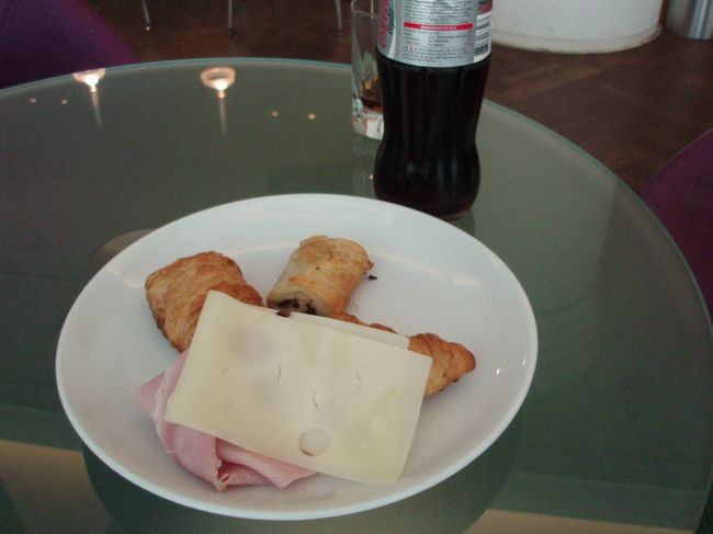 オーストリア空港のラウンジで飛行機を待っている間朝食をいただきました。種類は少なかったですが朝食にぴったりといった感じです。