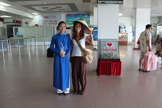 アオザイ美人ちゃんと空港で。<br />ベトナム人は可愛い子が多いな〜