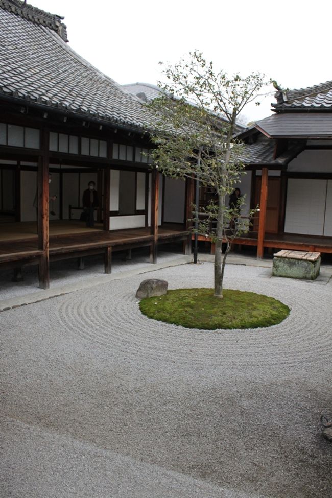 『○△□乃庭』<br /><br />宇宙の根源的形態を表した<br />地（□）水（○）火（△）で象徴した庭らしい。