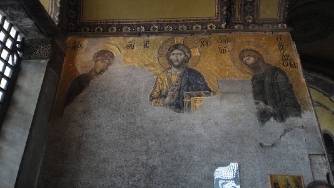 アヤソフィアの２階でモザイク画に見入る