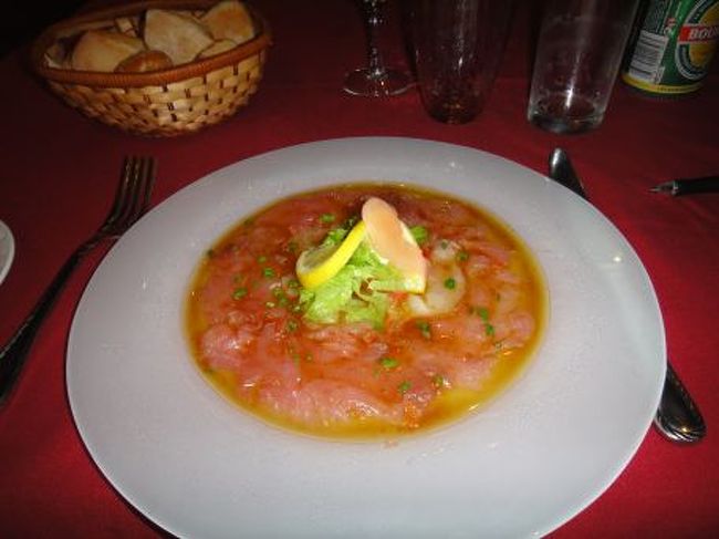 マグロのカルパッチョ。<br /><br />注．なーんてエラそうに書いてますが、「マグロのカルパッチョ」であるとはつゆ知らずフランス語のムニューから気分で選択しとります、ハイ。<br /><br />レモンの酸味とオイルと若干のコショウを効かせてるんですが、これは絶品という他ありませんな。<br /><br />あと２皿くらい、ペロリといけそう。<br /><br />