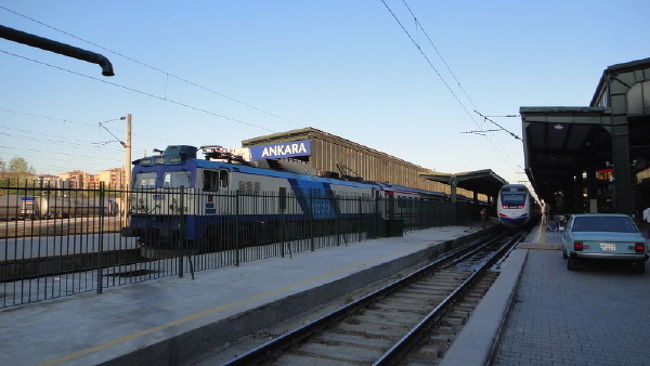 アンカラ・イクスプレスで、夜のうちにイスタンブールからアンカラまで移動した。１等は２段ベッドのコンパートメント。朝食は食堂車で。