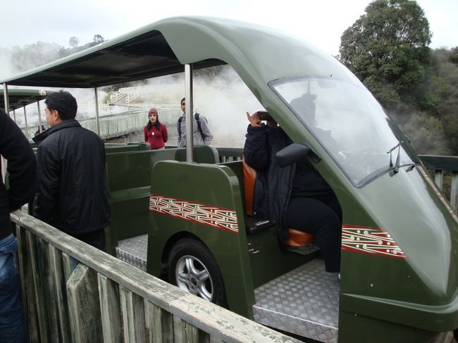 キウイ・ハウスに行き、また、走り回るキウイが見れた！<br /><br />間欠泉を見学に。。。<br /><br />施設内を廻るトロッコバス<br />施設を１周するのには３時間以上かかるらしく、私達は乗れず・・