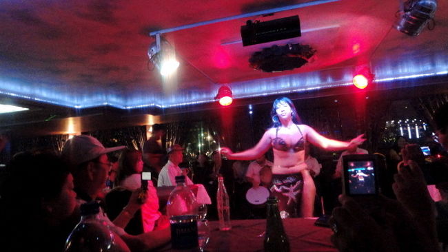 ナイル川ナイトクルーズで、ベリーダンスを見る。<br />おじさんたちは釘付けだ。