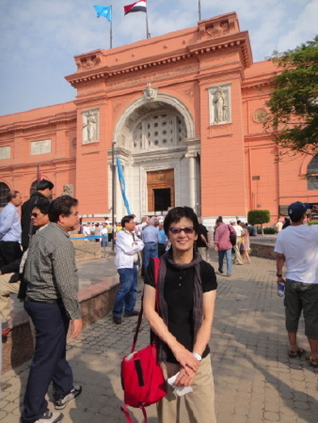 考古学博物館前で。<br />世界中からの観光客でにぎわっています。<br />ツタンカーメン関連もそれ以外の展示物も素晴しい。