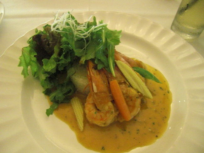 周りは日本人のカップルだらけ…<br /><br />みなさん新婚旅行でしょうか。<br /><br />友人が選んだメインはエビのお料理