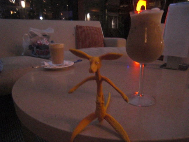 食後はまたまた、シャングリラホテル内の『Ba8』でガールズトーク<br /><br />テラスにソファー席がたくさんあるし、お気に入りです。<br /><br />ここのアイスコーヒーも美味しい☆