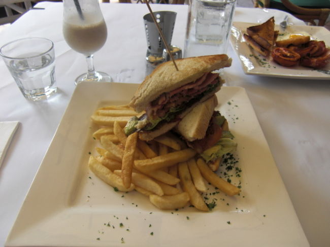 帰国日は『カーニーズ』でモーニング☆<br /><br />BLTサンドとバナナスムージーを頼みました。<br /><br />朝からボリュームたっぷりだな〜