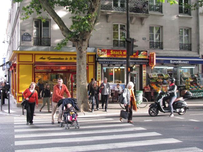 ホテルの近くのパン屋さんなどの商店　