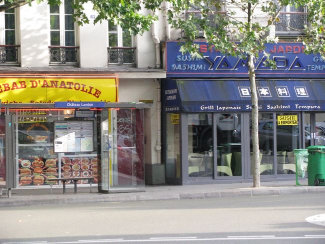 ホテルの向い側の和食レストランなど