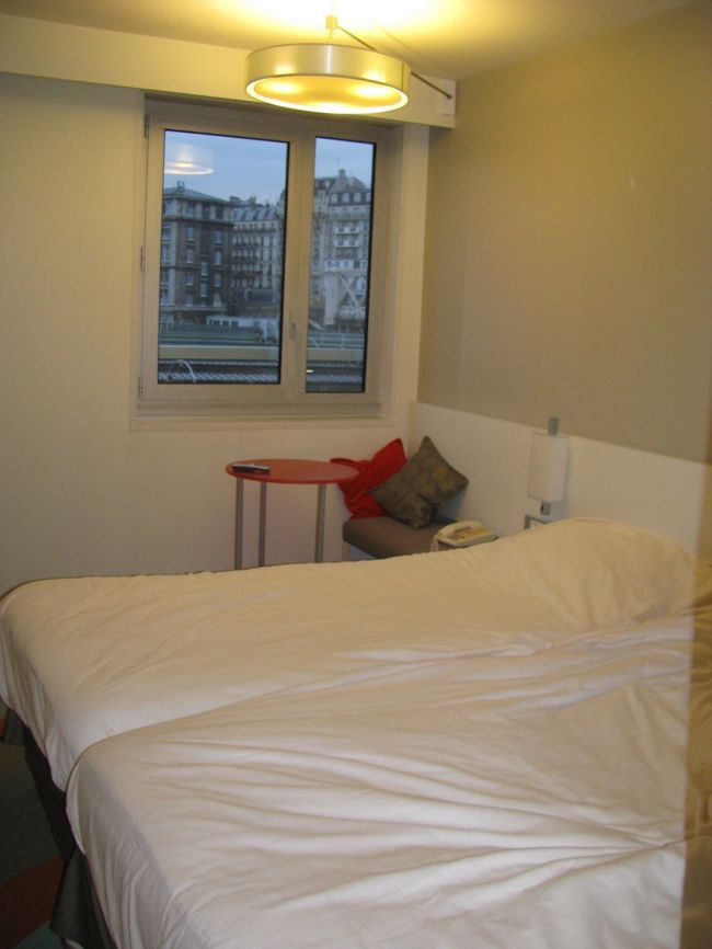 宿泊したツインルーム<br /><br />天井にシーリングライトがあり、枕元にもライトがあり部屋全体が明るいです。<br /><br />窓際に丸いテーブルと小さなソファーがありました。<br />ベッドの手前にオープン式のクローゼットその上に無料の暗証番号式セキュリティボックス<br /><br />更に手前にバス付きの洗面所があります。<br />給湯は出る湯の温度も高く流量も多いです。