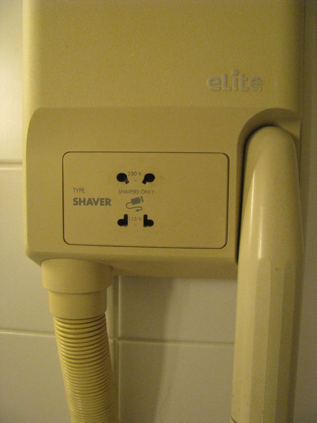 洗面所に備え付けのドライヤーと電源コンセント