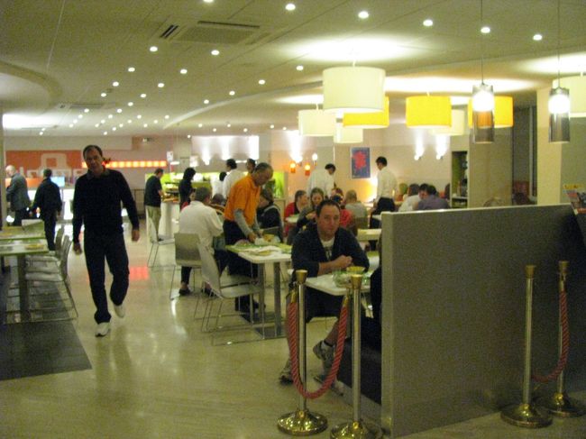 朝食を食べる地上階のフロントの右側にある食堂<br /><br />ビュッフェスタイルです。