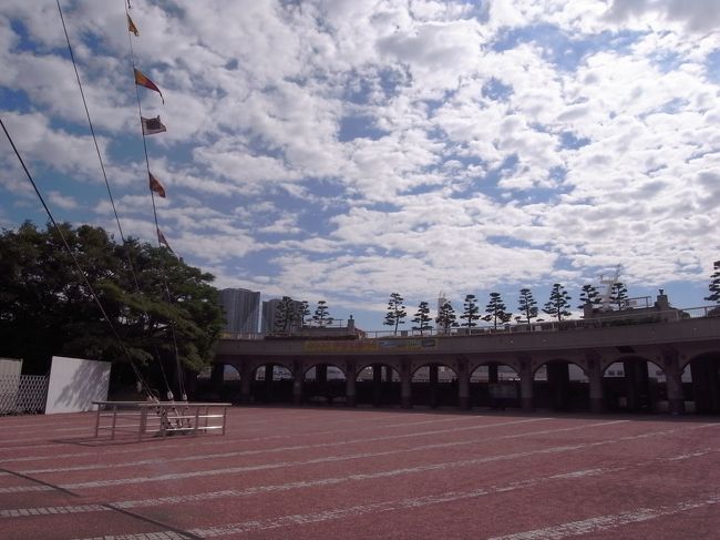 またまたやってきました、竹芝桟橋。<br />秋の空って感じです。<br />気持ちいいお天気ー。