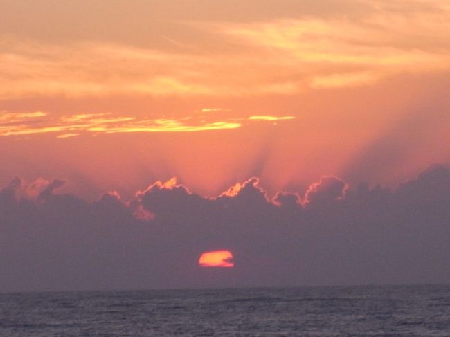 デッキでは海を見ながらここちよい風に吹かれ、朝買い込んできたワインでほろ酔い気分。<br />雲がちな空に沈む夕日もそれはそれで素敵！