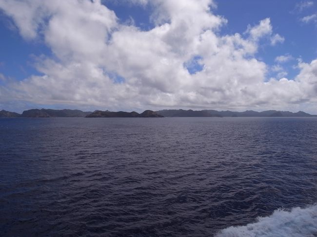 船は順調に進み、久ーーーーしぶりの陸が見えてくるじゃないですかぁ。<br />もちろん、それは小笠原諸島！