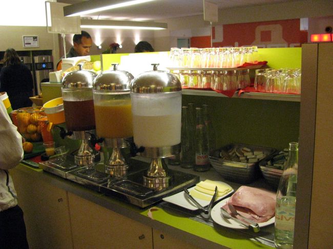 スライスされたハムとチーズコーナ<br /><br />向こうは牛乳、ジュース等コールドドリンク<br /><br />コーヒー、紅茶は別のところ<br /><br />ヨーグルトは冷蔵ケースの中