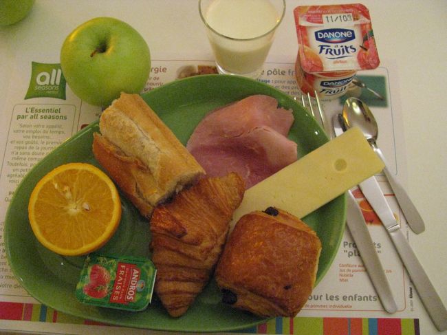 パリ１日目の朝食<br /><br />街をあちこち歩き廻るのでしっかり食べました