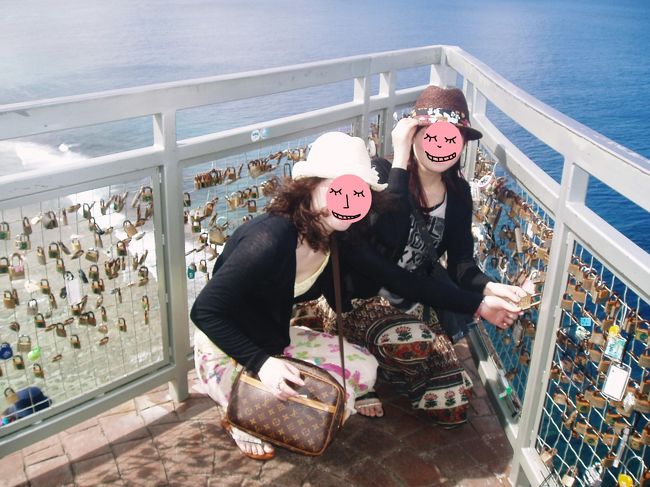 カップルで鍵を付けるみたい。<br />女同士なのでとりあえず人のカギを持ってみた(笑)