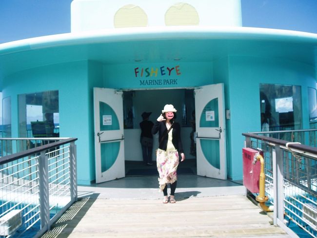 渡った先には建物が．．<br /><br />周りにはダイビング？シーウォーカー？の人達。