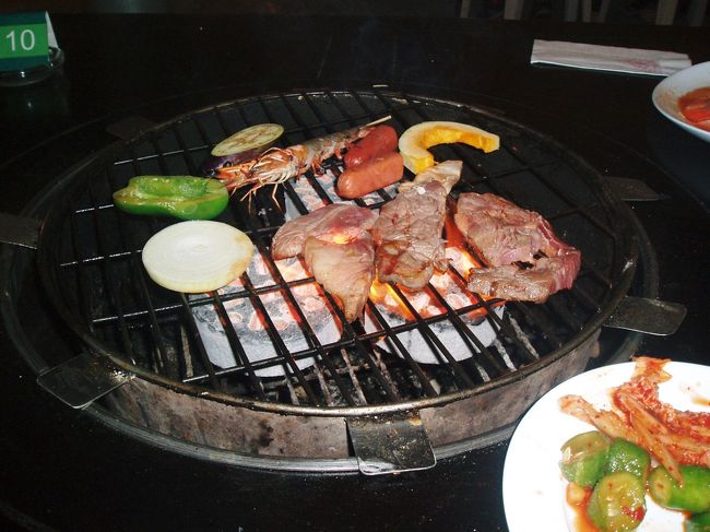 肉とかは席に用意されてます☆<br />他はバイキング。<br />きゅうりがおいしかったなぁ〜♪