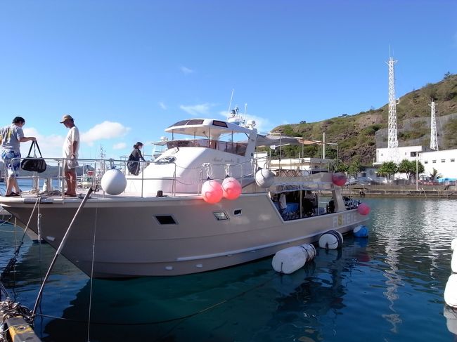 船は今年新しくしたそうで、とってもきれいだしちっとも揺れないから本当に快適です。<br /><br />２５時間半の船旅でようやく到着しましたが、おがさわら丸を下船して宿に荷物を置いたら、すぐダイビングの準備をしてまた港へ。<br />さっそく午後から２ｄｉｖｅです。