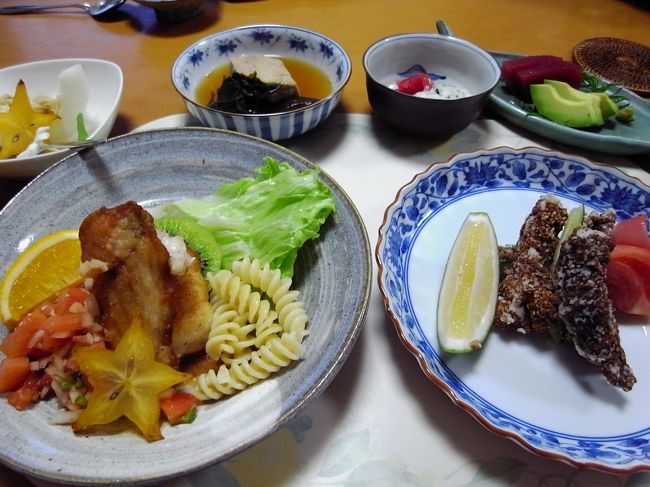 夜は夜で小笠原産ずくしのお夕飯。<br />どれも手の込んだとってもオシャレなお料理で、しかもおいしいー。<br /><br />もちろんアルコールもすすみます！<br />長い船旅＆ダイビング＆アルコールのせいで、目を閉じると波間をただよってるような感じ。<br />今夜は陸の上にもかかわらず、頭の中では波に揺られながら眠りにつきました。