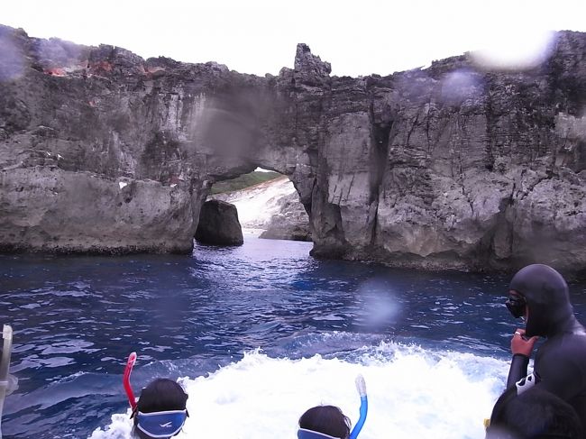 本日は南島上陸でございます。<br /><br />３点セットつけて泳いで穴をくぐって向こうに見えるビーチに上陸です。<br />ダイビングではそんなに泳ぐことがなかったので、ちょうど体動かしたかったところ！<br />サイナスの痛みもなんのその、軽く素潜ったりしてはしゃいじゃいました。