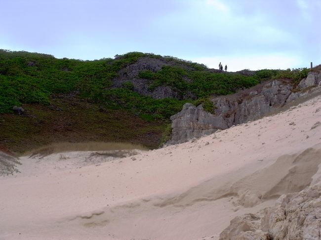 私たちは時間が押しぎみのため崖の上には登らず、ビーチをぶらぶら散策。<br />