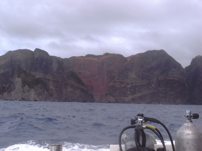 午後は父島の西側を南下して、マッコウクジラのいる海域を目指します。<br />途中、ハートロックが見えてきます。<br />走る船について泳ぐイルカは・・・・いません。