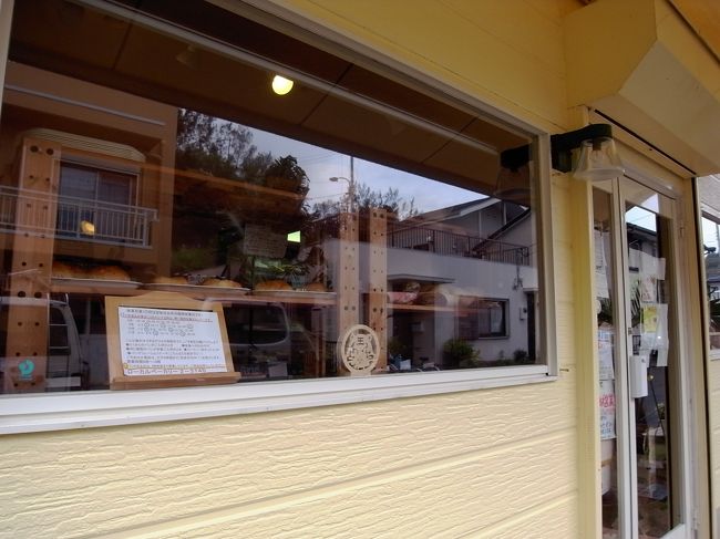 フィッシュアイの向かいのパン屋さんで、帰りの船で食べるパンを買います。<br />ここはおがさわら丸の入港日、出港日以外はほぼお休みみたい。<br /><br />朝お店をのぞいた時にはたくさんあったパンがお昼時にはもう残りわずか。<br />朝見た時には、マッコウ型のパンがあったのに売り切れ・・・貝殻パンは残ってましたが、海の生き物をモチーフにしたパンは地元の子供たちにも大人気のようです。<br /><br />
